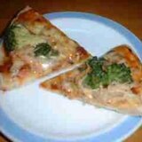 ホタテとブロッコリーのピザ